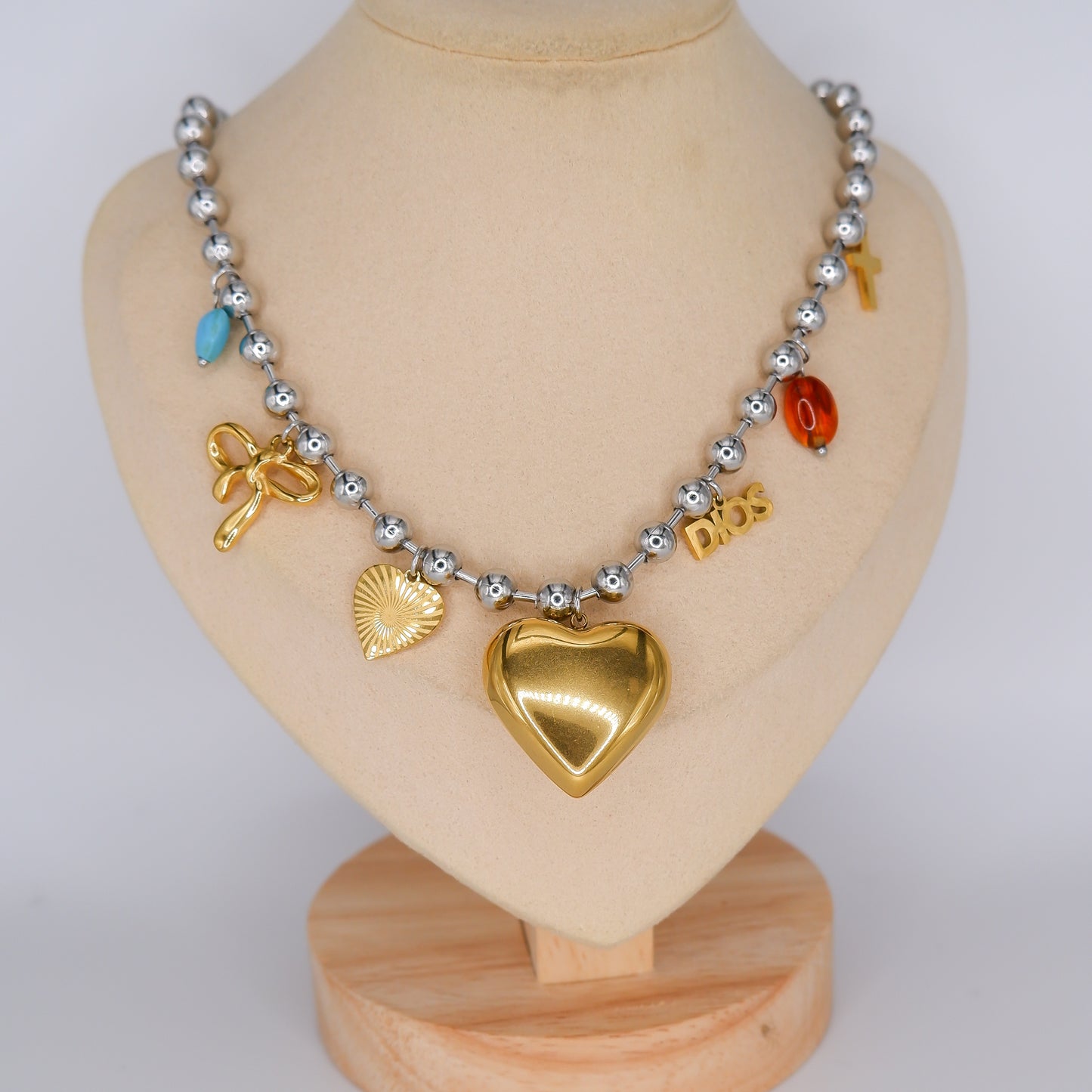 Colar de Bolas com Pendentes