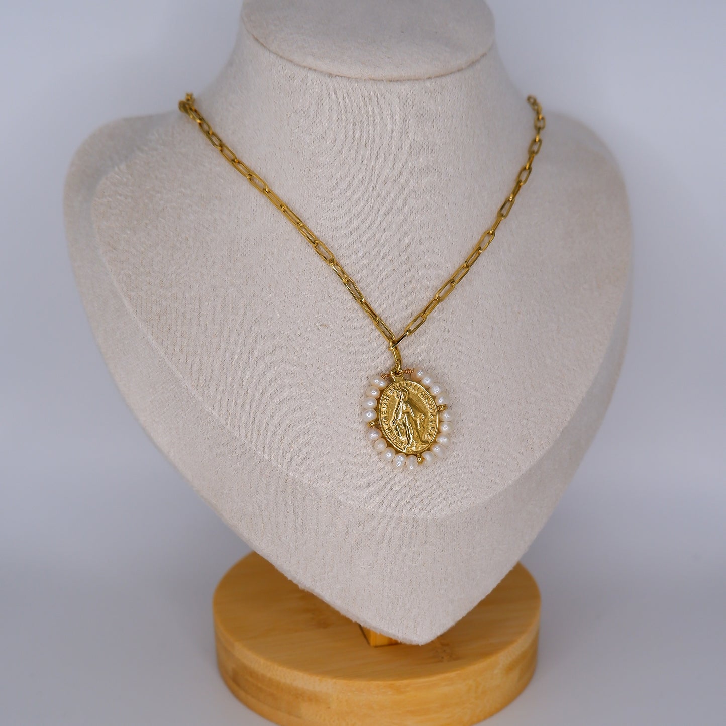 Colar Medalha com Pérolas