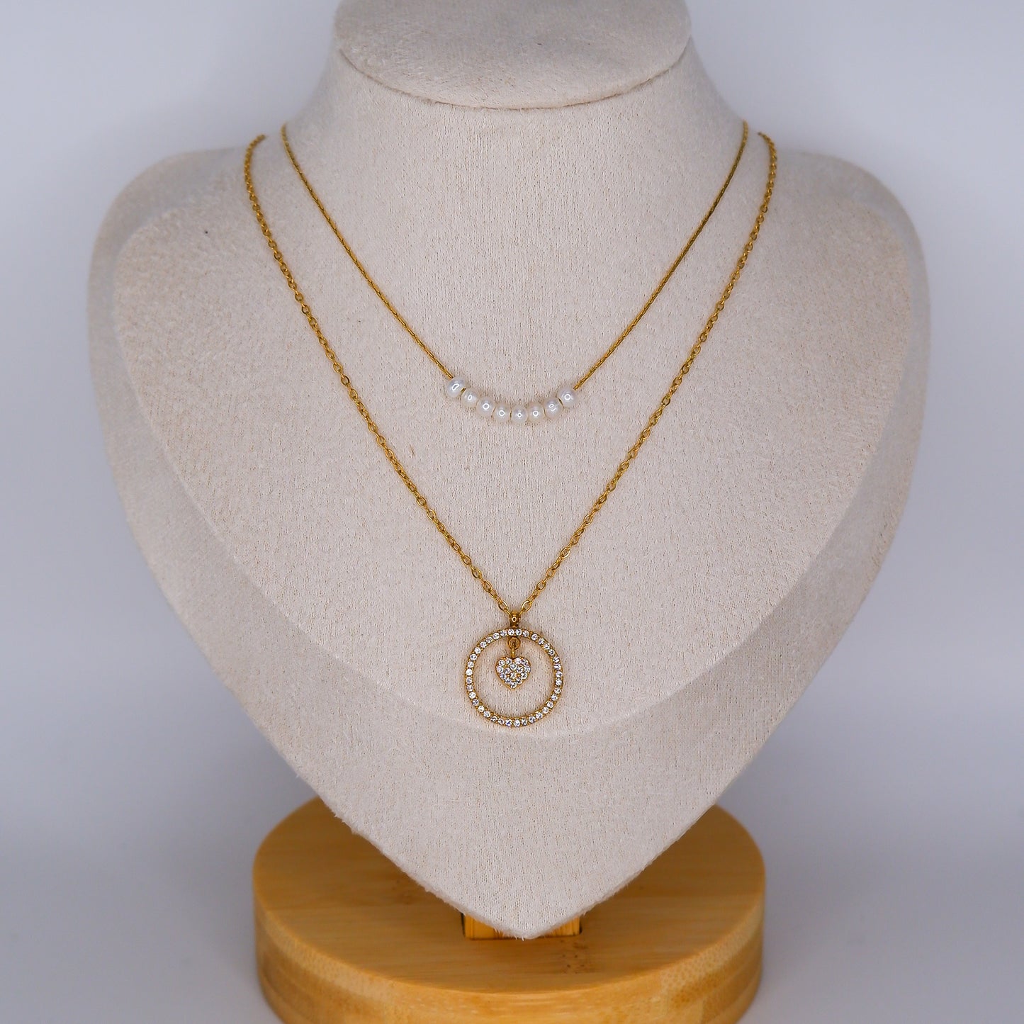 Colares Pérolas Brancas e Círculo com Coração