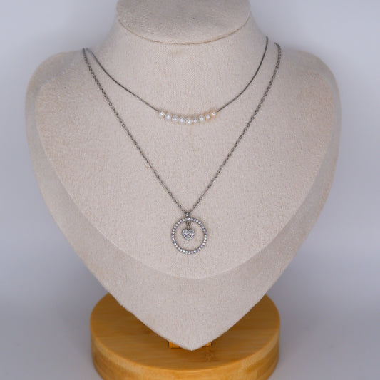 Colar Pérolas Brancas e Círculo com Coração