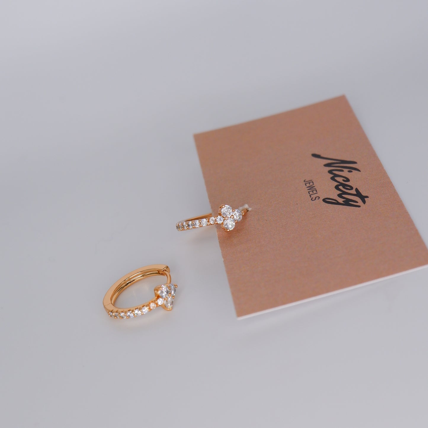 Argola Hipoalergénica 3 Brilhantes Flor Transparentes