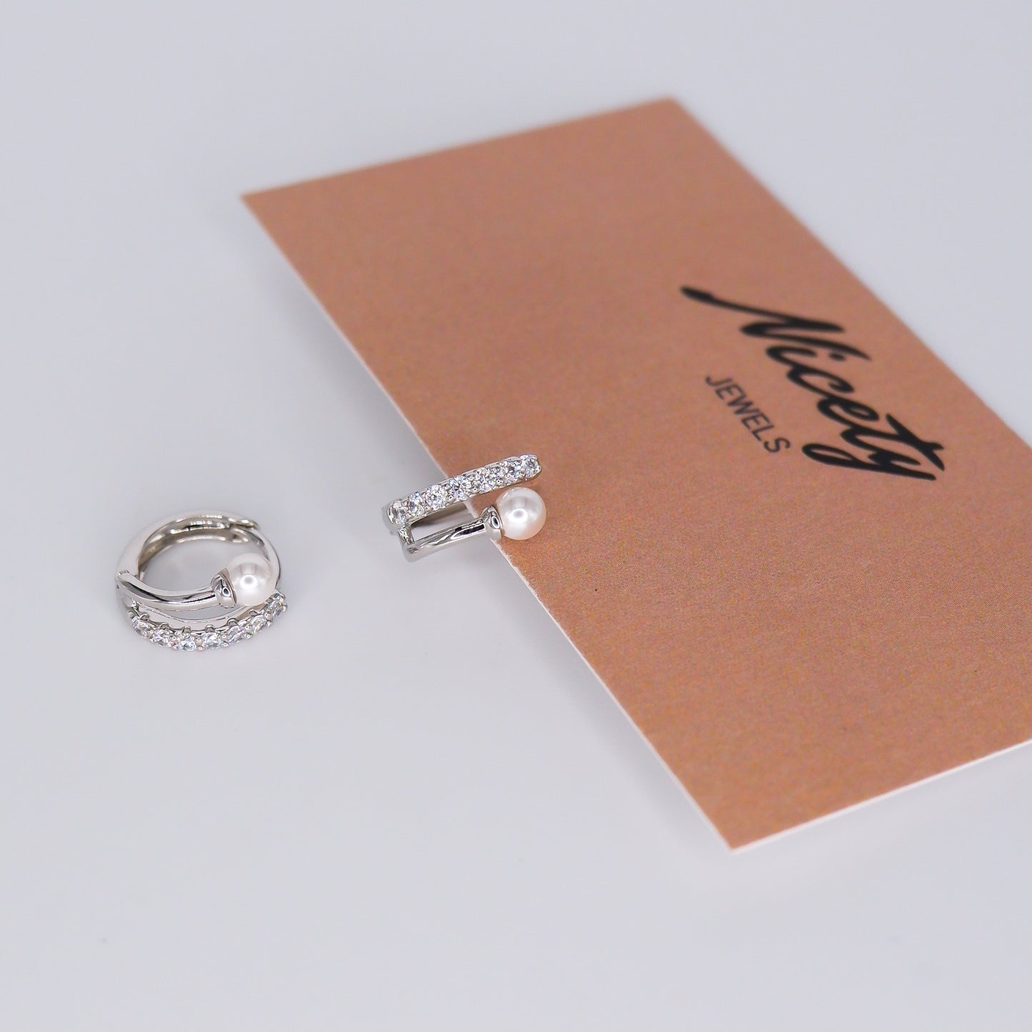 Argola Prateada Brilhante com Pérola