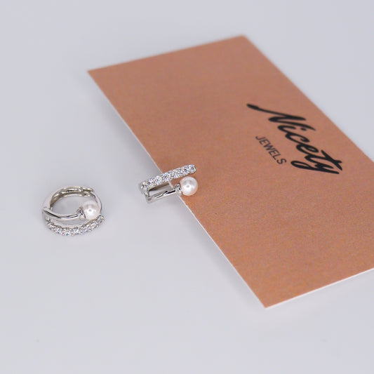 Argola Prateada Brilhante com Pérola