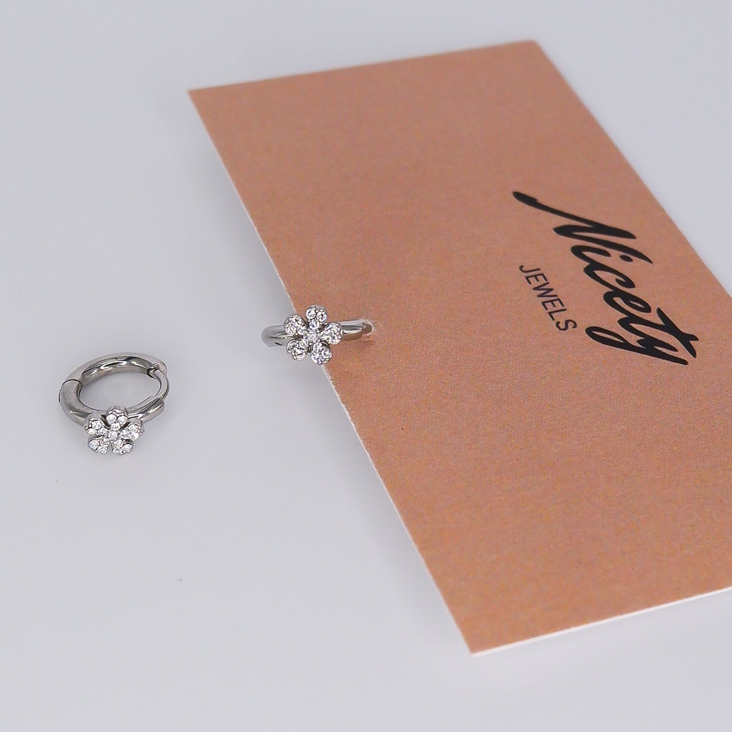 Argola Prateada Flor Brilhante