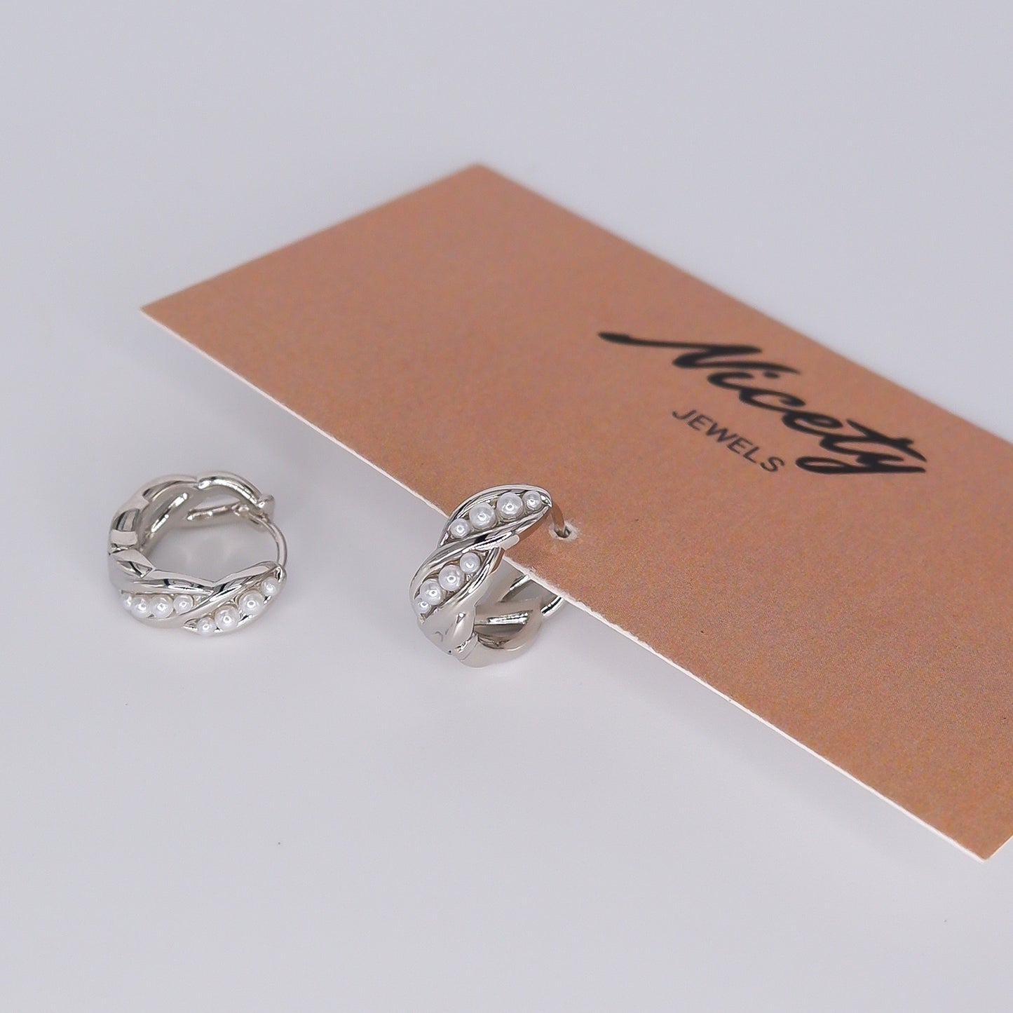 Argola Prateada Entrelaçada com Pérolas