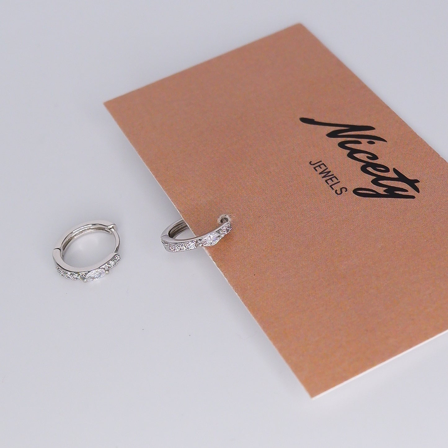 Argola Prateada Fina com Brilhos