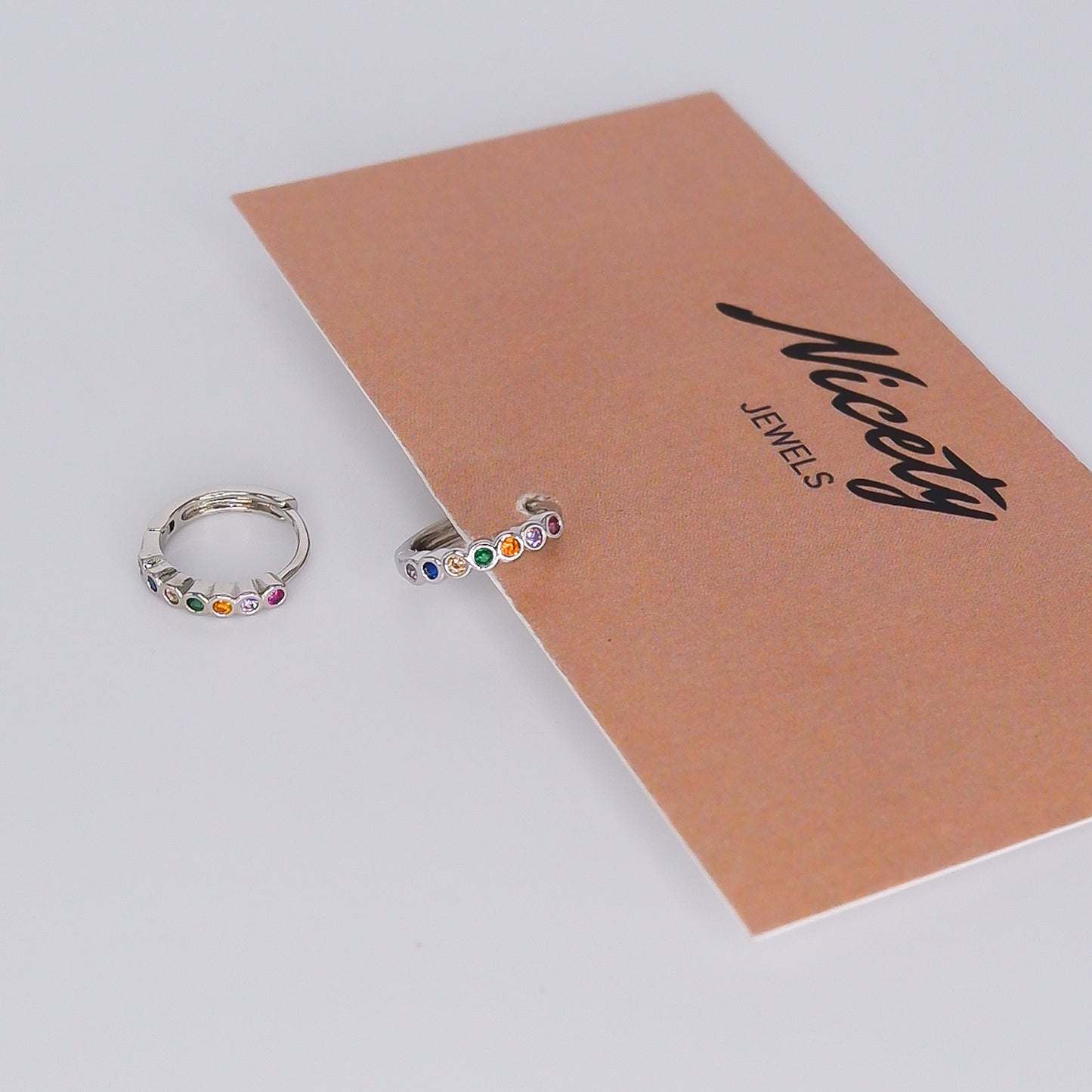 Argola Prateada com Brilhos Redondos Coloridos