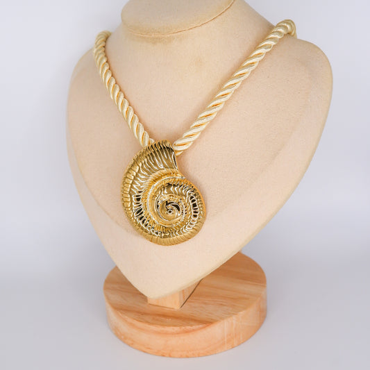 Colar de Fio com Concha