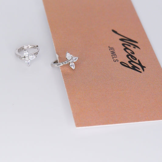 Argola Prateada Flor Brilhante