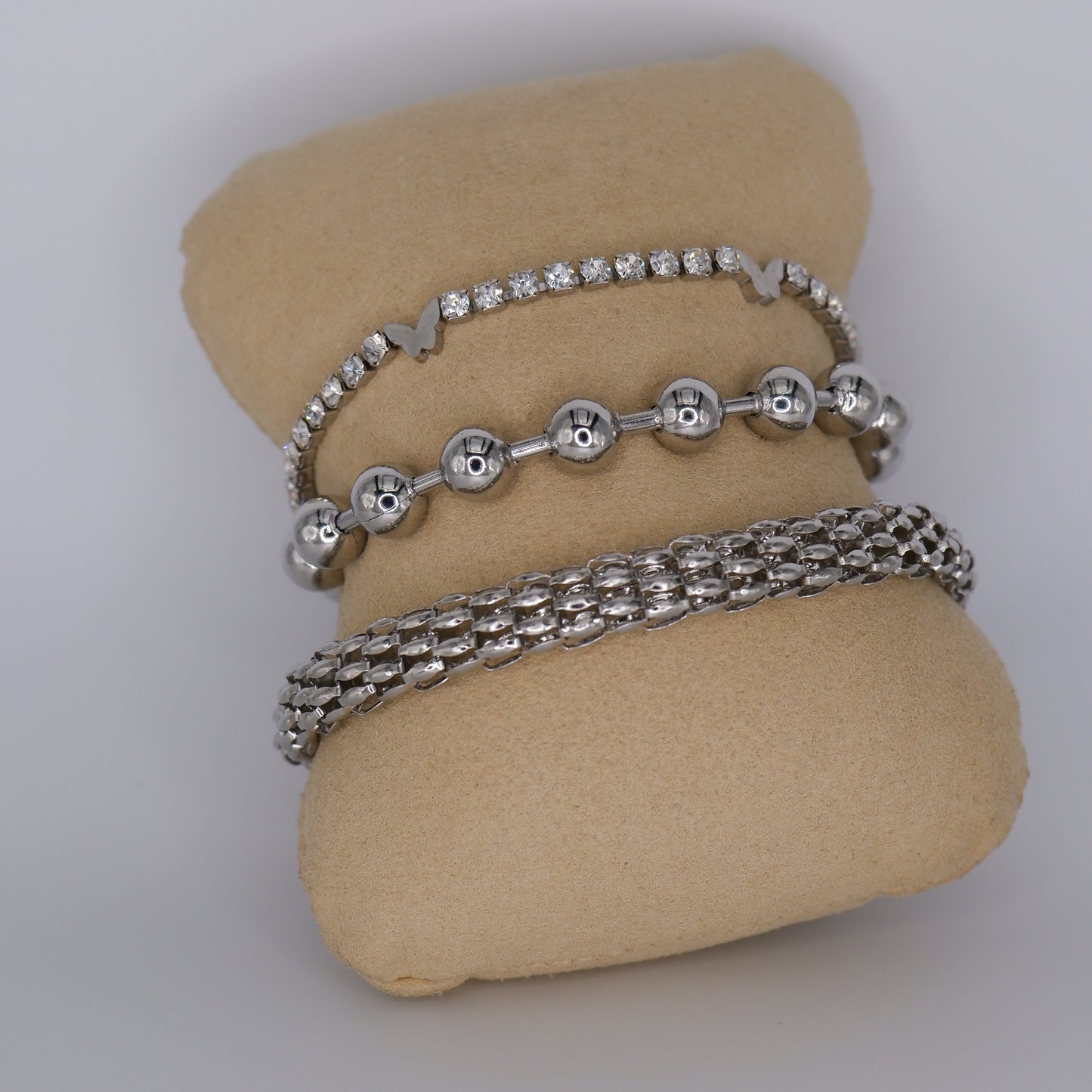 Pulseira Prateada Borboletas, Bolinhas e Malha