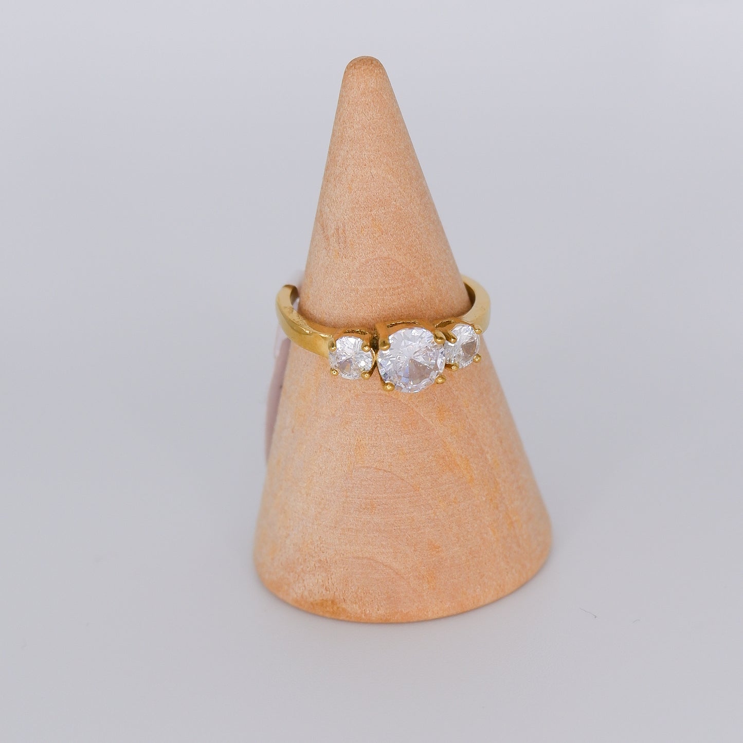 Anel Dourado com três Pedras