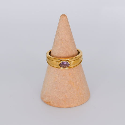 Anel Dourado com Pedra Lilás