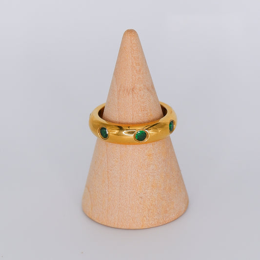 Anel Dourado Brilhantes Verdes