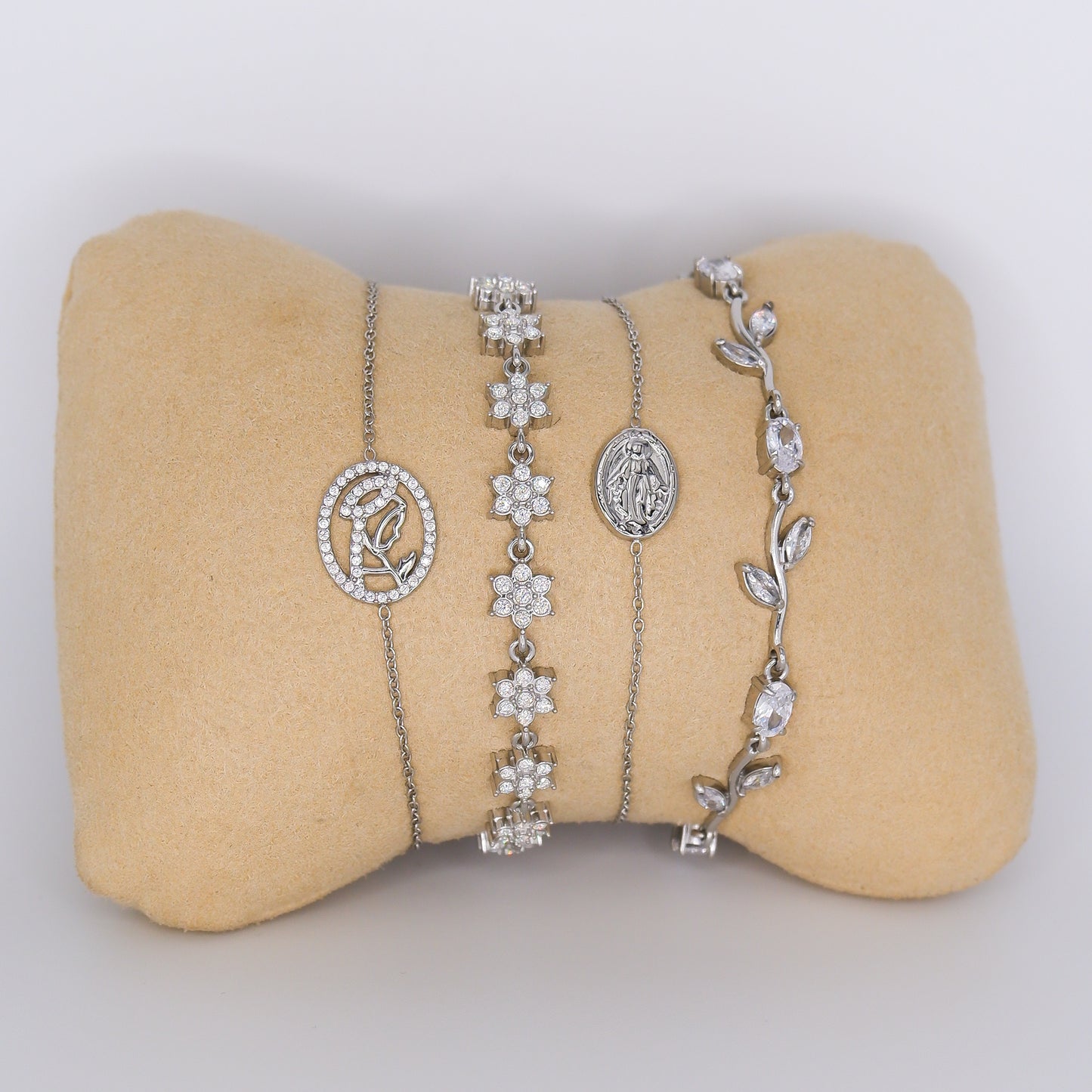 Pulseira Prateada Senhora de Fátima, Flores, Escapulário e Folha